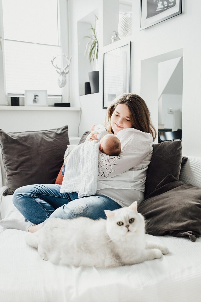 Katze beim Neugeborenenshooting