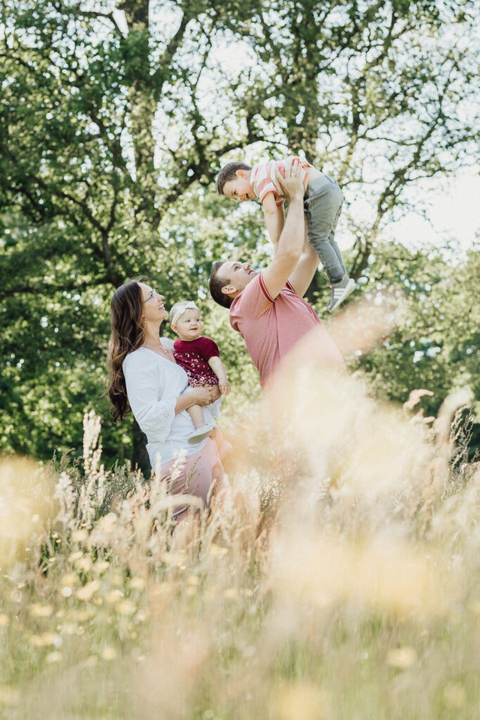 Natürliche Familienbilder im Georgengarten