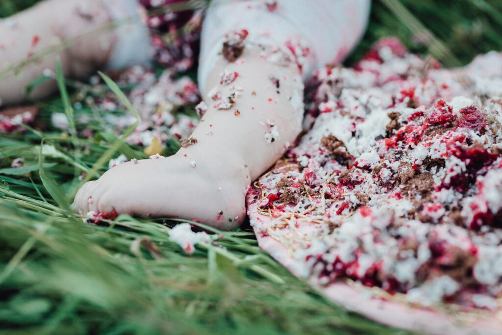 Babyfüße beim Familienfotos zum 1. Geburtstag