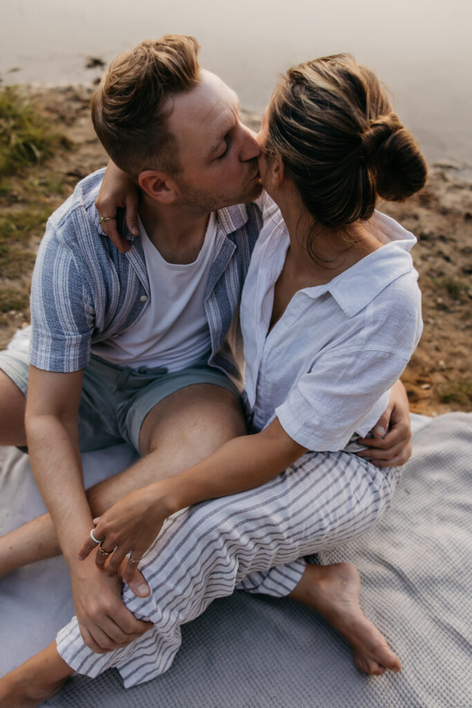 Intimes Paarshooting am See bei warmem Sommerlicht