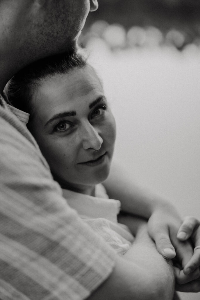 Frau liegt im Arm des Mannes und blickt nach oben in die Kamera