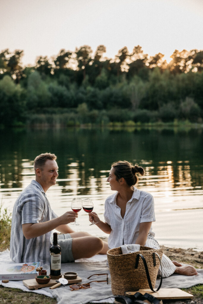 Intimes Paarshooting am See bei warmem Sommerlicht
