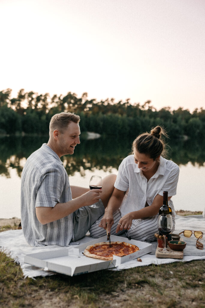 Ungezwungene Momente bei einem Paarshooting in der Natur