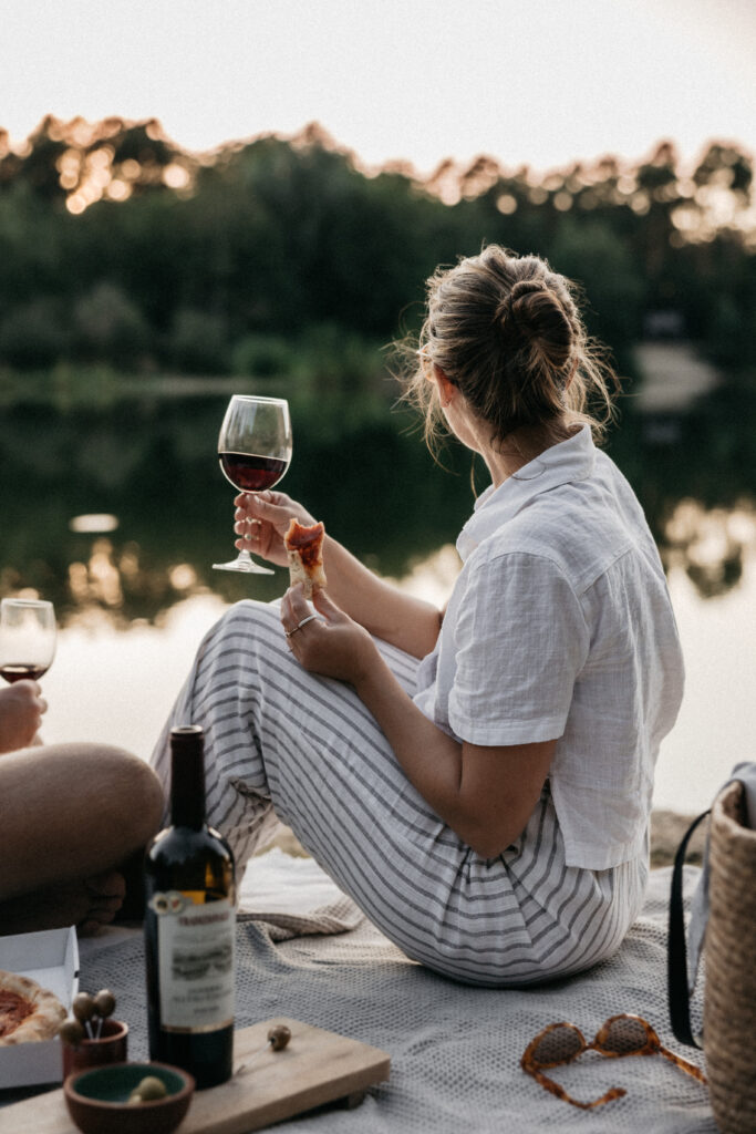 Zeit zu zweit bei einem natürlichen Paarshooting in der Natur
