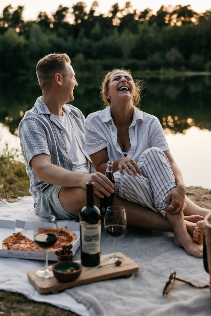 Liebevolle Paarfotografie mit Fokus auf echte Momente