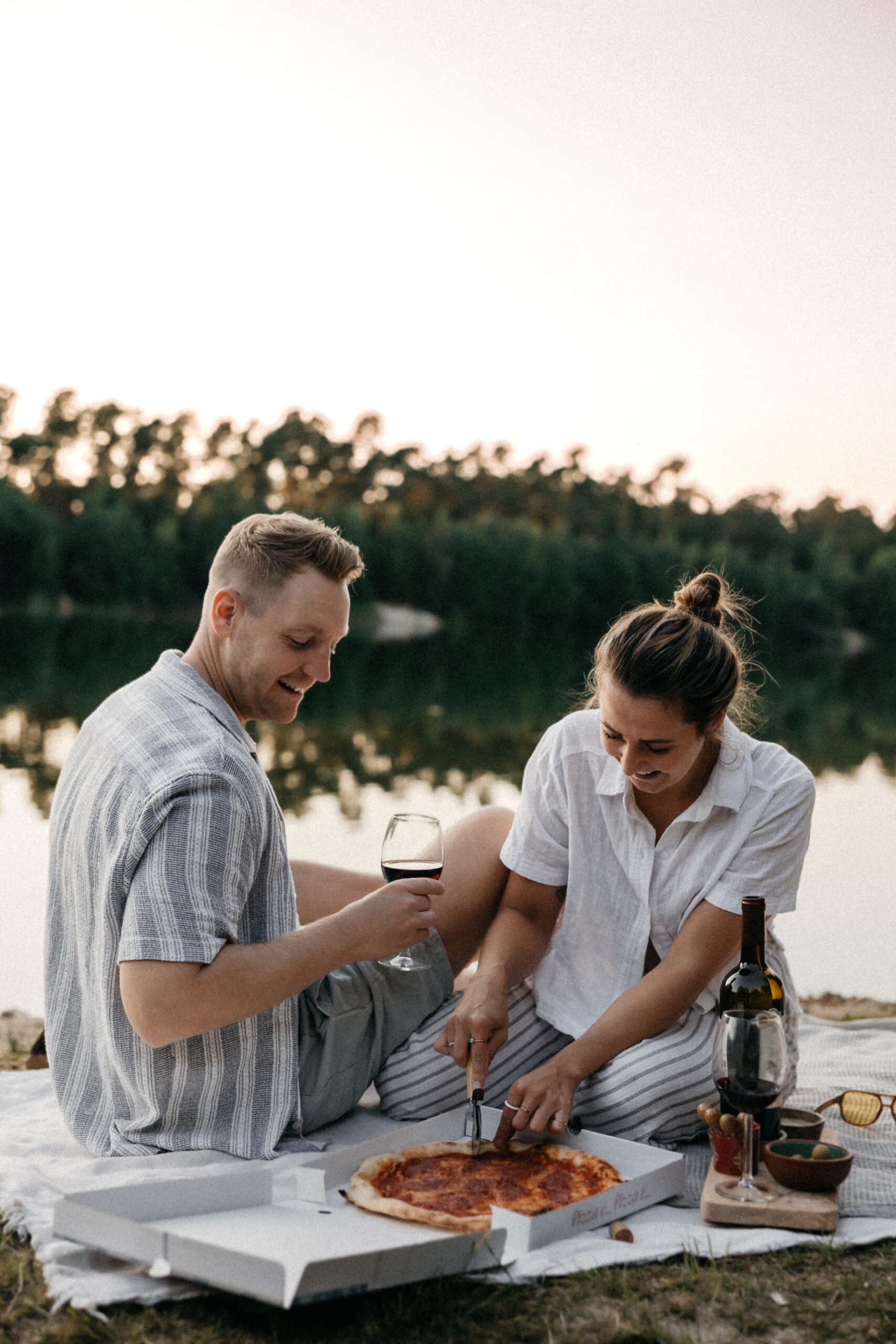 Paar genießt gemeinsam Essen am Wasser