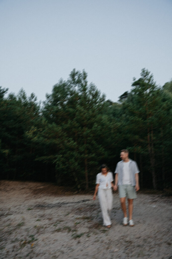 Paar spaziert im Sand auf einem modern, verwackelten Foto