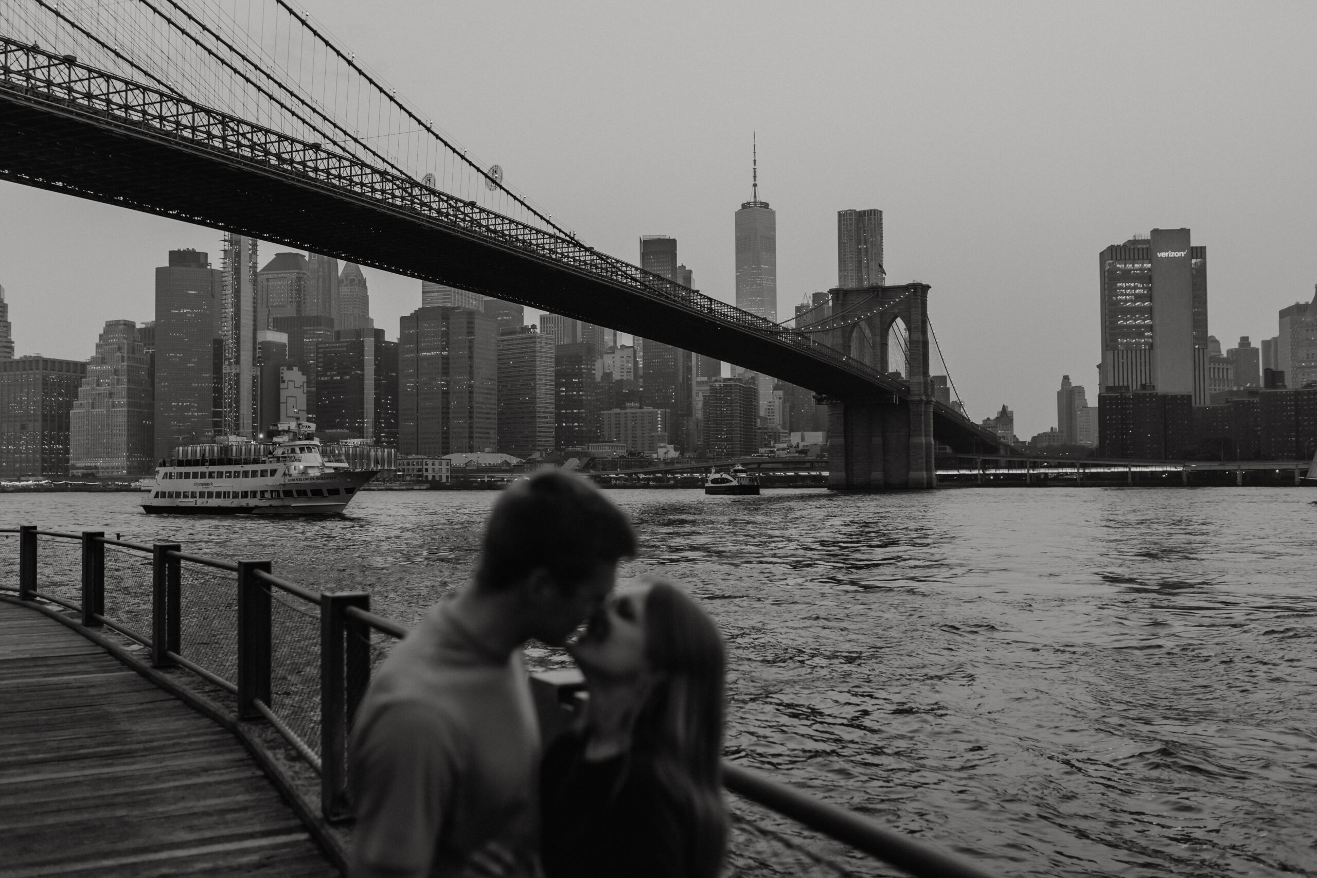 Schwarzweiß Aufnahme eines Paares unter der Brooklyn Bridge