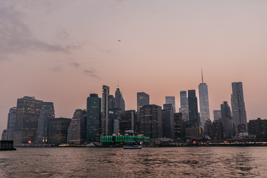Skyline von New York bei Sonnenuntergang mit Blick auf den East River