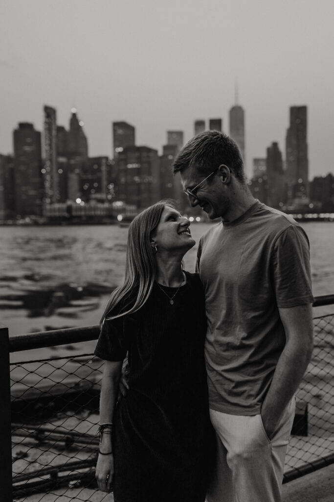 Schwarzweiß Aufnahme eines Paares vor der Manhatten Skyline