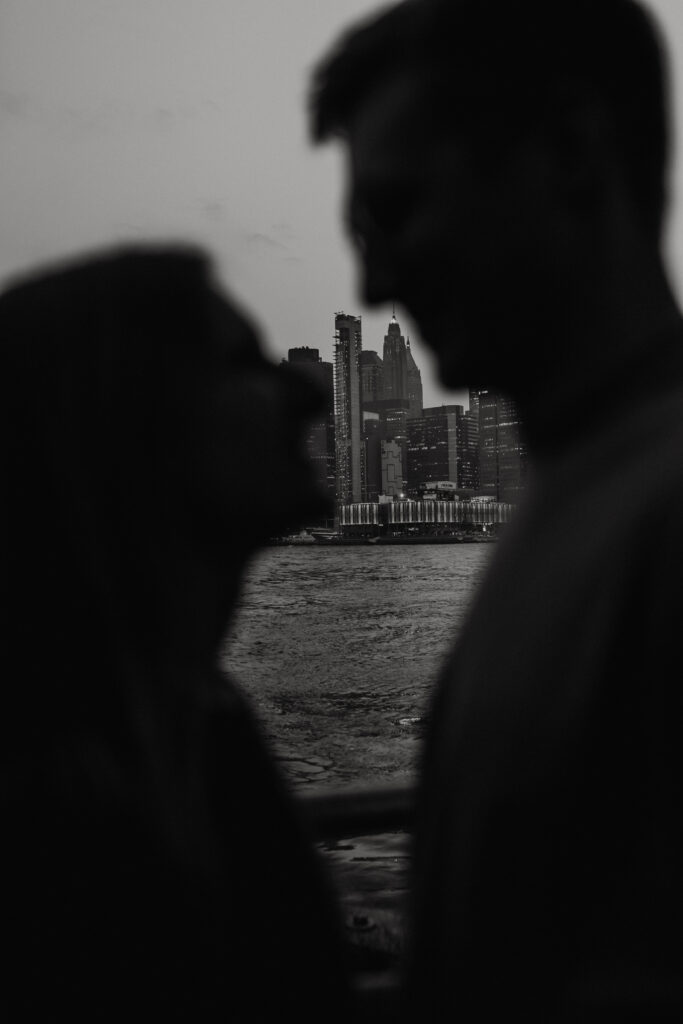 Künstlerische Silhouette eines Paares vor der Manhattan Skyline