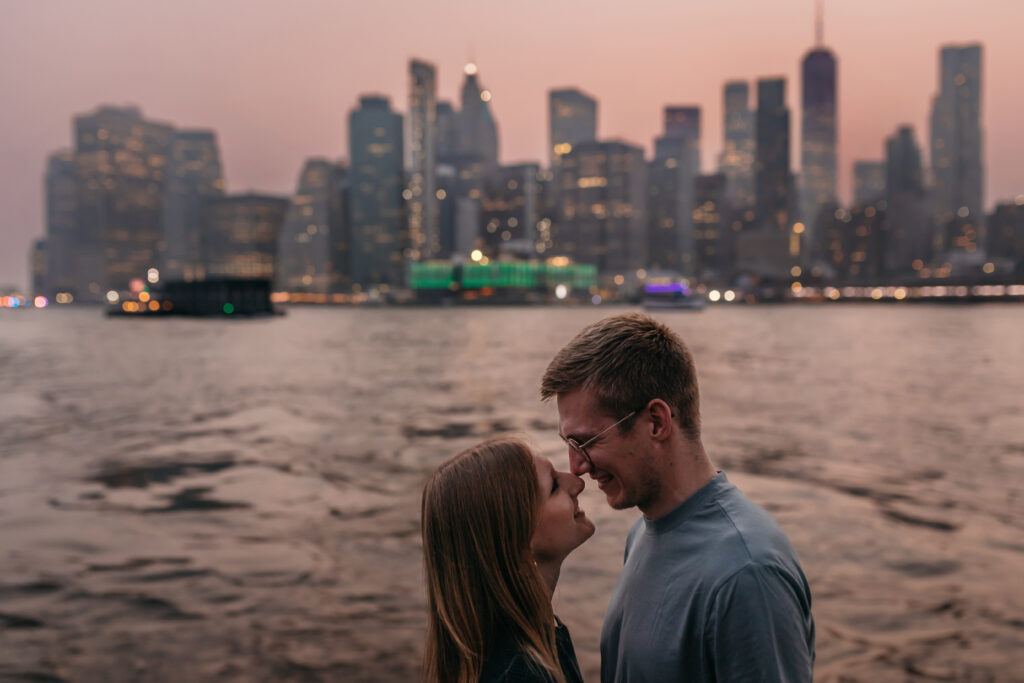 Intimes Close-up eines Paares vor verschwommener Manhattan Skyline