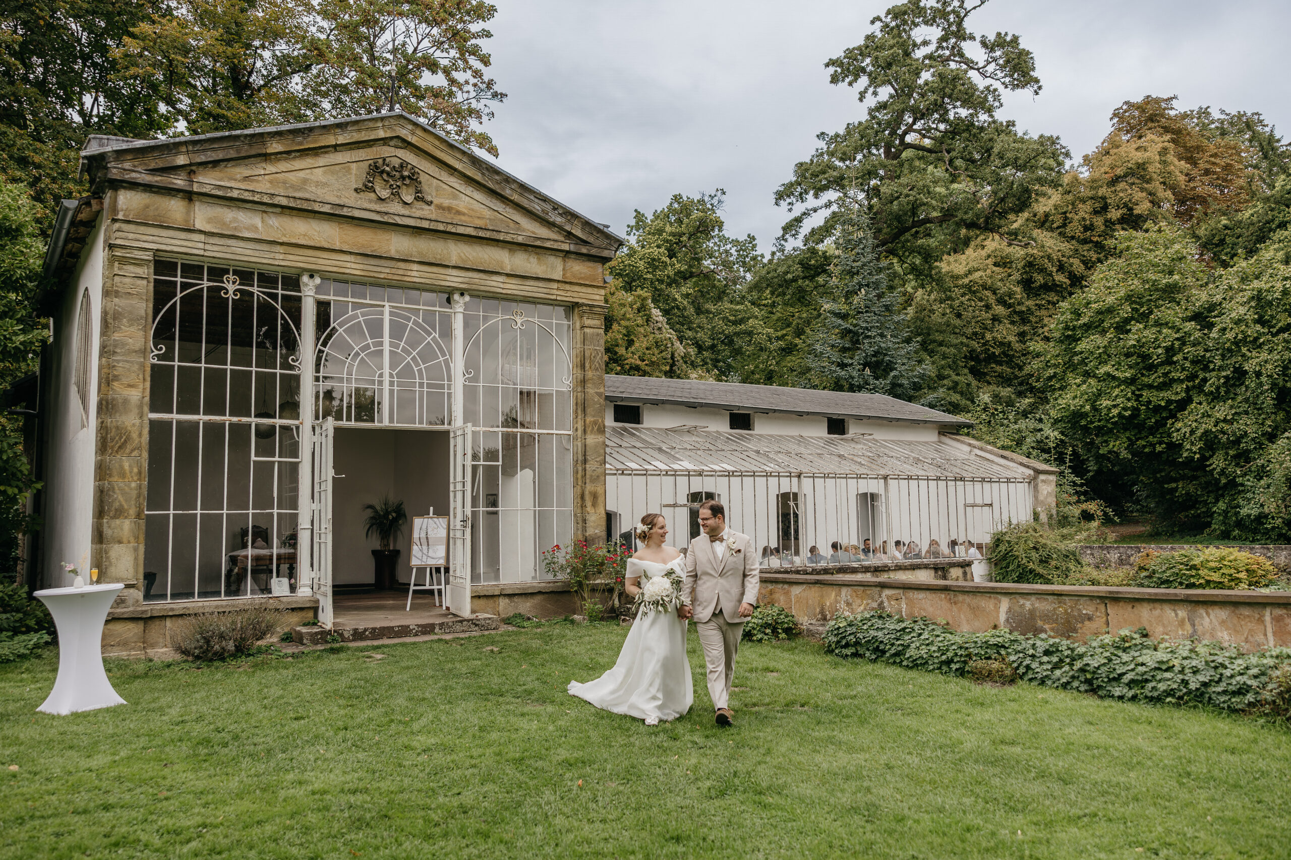 Hochzeitspaar vor dem Palmenhaus Destedt - der Standesamt Außenstelle Braunschweig